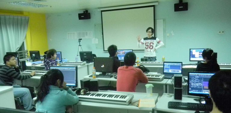 2010-2011年在深圳图艺动漫学校教授原创音乐课程
